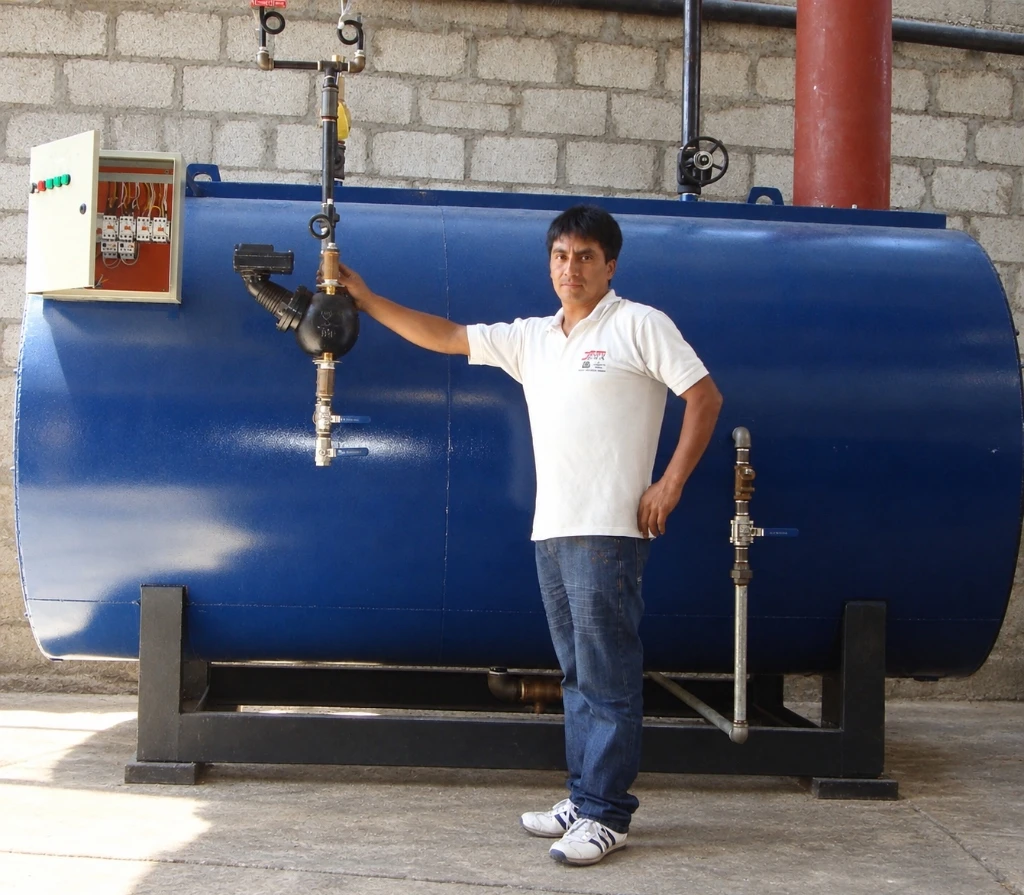 Geovanny Jara fundador de CODEMIJ junto a caldera industrial de vapor