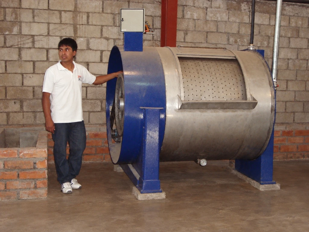 Geovanny Jara fundador de CODEMIJ supervisando tambor de lavandería industrial denim