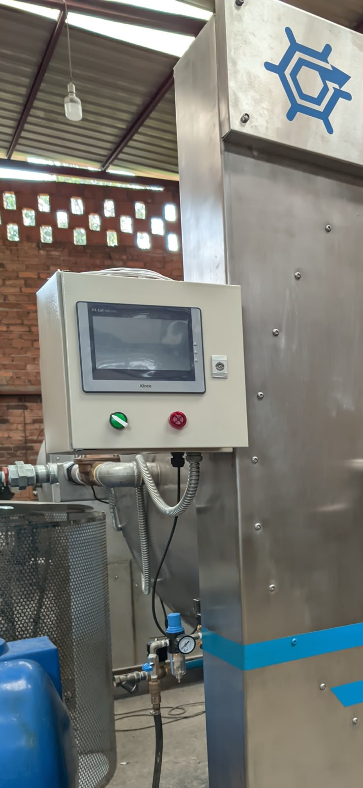 Panel HMI instalado en maquinaria industrial CODEMIJ
